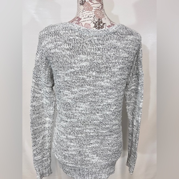 🛍️ AMERICAN EAGLE Gray heather V-neck sweater size M - Picture 6 of 15